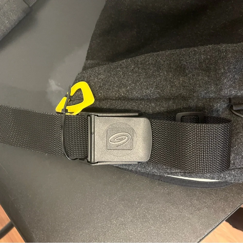 TIMBUK2 Black Messenger Bag barely used! Built to last! - Picture 4 of 11